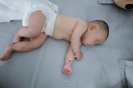 伊犁孕妇肚脐周围发青